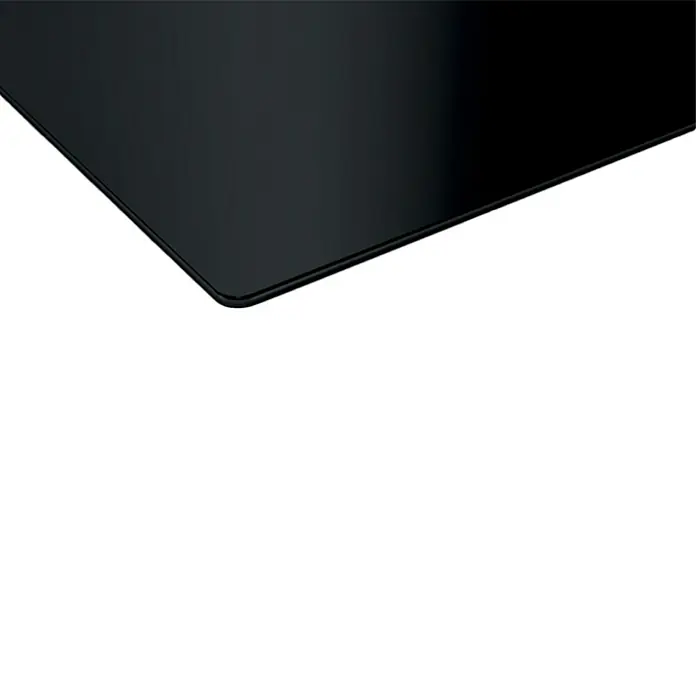 Balay Placa de cocción 3EB864EN - Número de fogones de inducción: 3 ud. - Primer plano de una placa de cocina negra brillante, mostrando un diseño elegante y moderno.