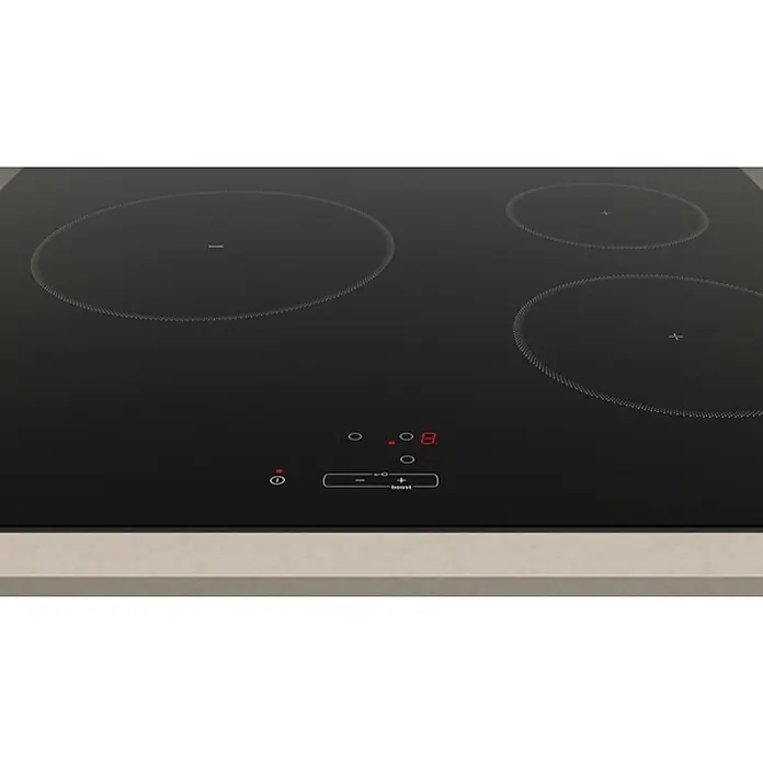 Balay Placa de cocción 3EB864EN - Número de fogones de inducción: 3 ud. - Primer plano de una placa de inducción negra con panel de control y cuatro zonas de cocción. Diseño de cocina elegante y moderno.