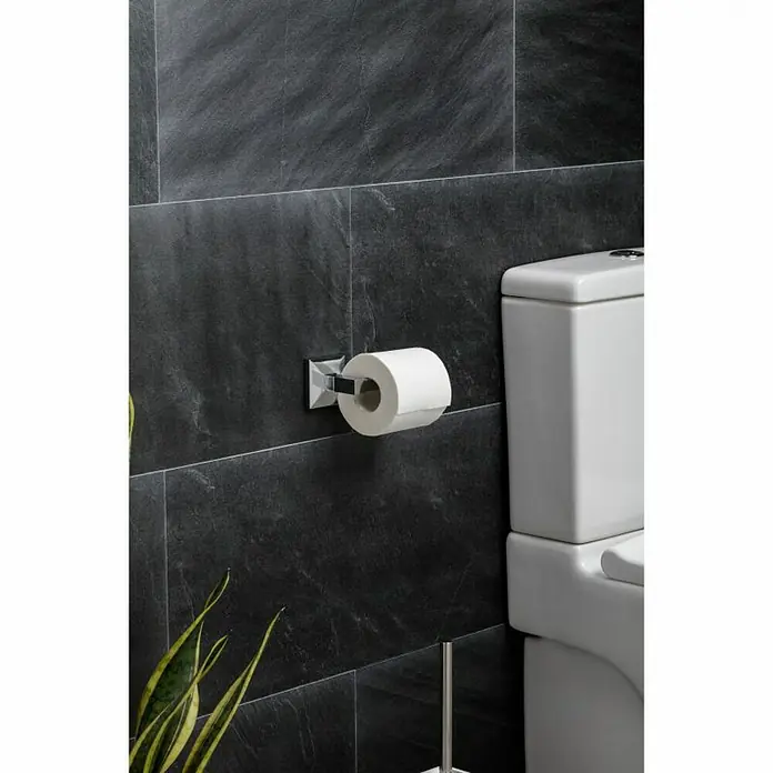 Tatay Iconik Portarrollos papel higiénico - Sin tapa, Cromo - Primer plano de un baño con un portarrollos de papel higiénico y un inodoro blanco frente a una pared de pizarra oscura.