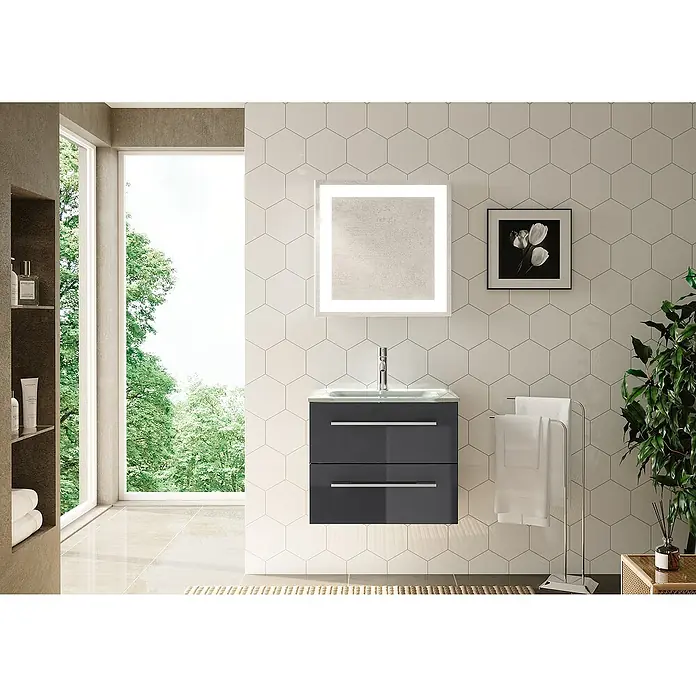 Camargue Stella Badmöbel-Set G62G12 - Gesamtbreite Badmöbel: 60 cm, Grafit, Hochglänzend, 3 -tlg. - Das Bild zeigt ein modernes Badezimmer-Waschbecken mit zwei Schubladen, einem beleuchteten Spiegel und weißen Handtüchern.