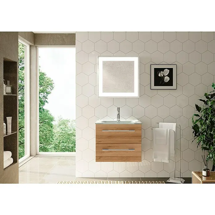 Camargue Stella Badmöbel-Set G62B12 - Gesamtbreite Badmöbel: 60 cm, Berg Eiche, Matt, 3 -tlg. - Modernes Badezimmer-Interieur mit Waschtischunterschrank in Holzoptik, beleuchtetem Spiegel und hexagonalen Wandfliesen für ein stilvolles Ambiente.