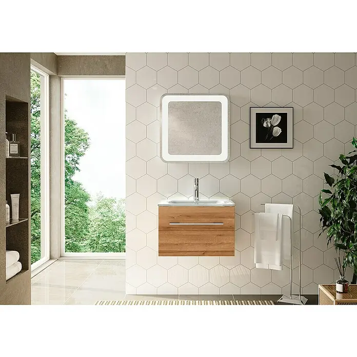 Camargue Stella Badmöbel-Set G61B22 - Gesamtbreite Badmöbel: 60 cm, Berg Eiche, Matt, 3 -tlg. - Badezimmer-Interieur mit einem modernen Waschtisch aus Holz, einem beleuchteten Spiegel und weißen, sechseckigen Fliesen.