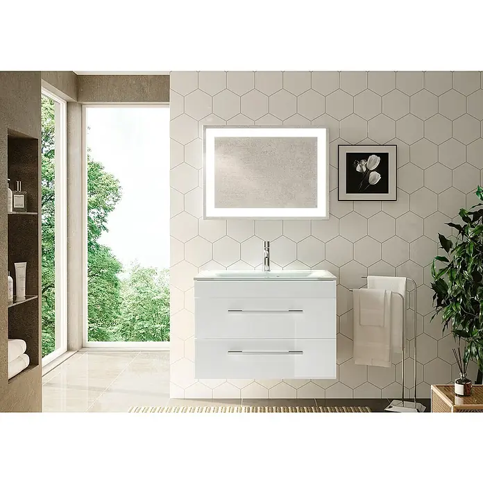 Camargue Stella Badmöbel-Set G82W11 - Gesamtbreite Badmöbel: 80 cm, Weiß, Hochglänzend, 3 -tlg. - Elegantes Badezimmer-Interieur mit einem modernen Waschtischunterschrank in Weiß mit Schubladen und einem beleuchteten Spiegel. Die sechseckigen Fliesen verleihen dem Raum eine stilvolle Note.