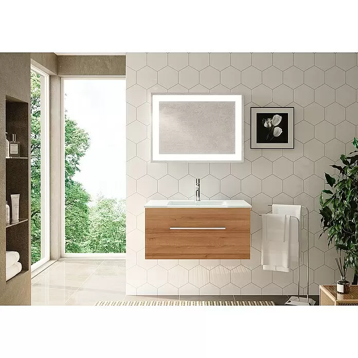 Camargue Stella K Badmöbel-Set K81B11 - Gesamtbreite Badmöbel: 80 cm, Berg Eiche, Matt, 3 -tlg. - Moderner Badschrank aus Holz mit weißem Waschbecken und beleuchtetem Spiegel, an einer gefliesten Wand mit großem Fenster.