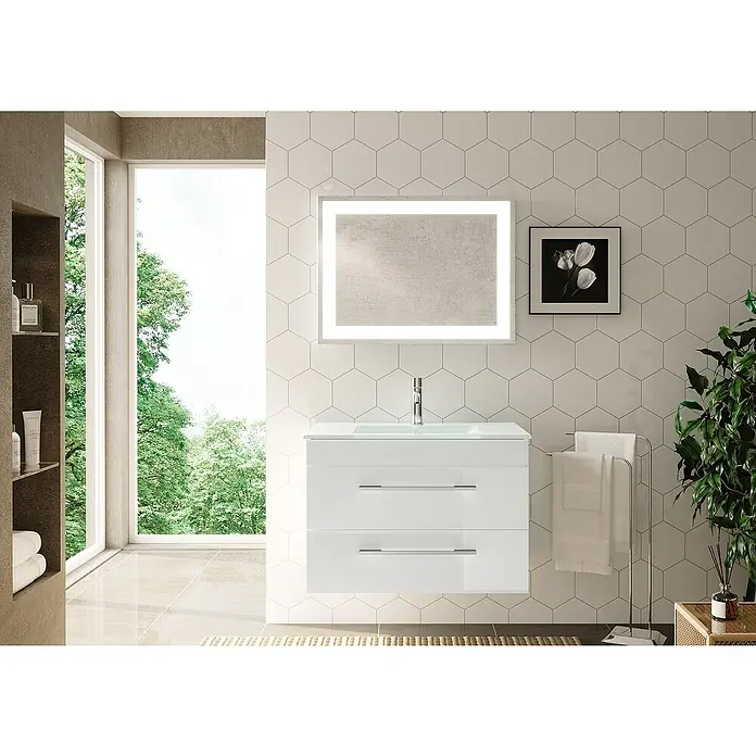 Camargue Stella K Badmöbel-Set K82W12 - Gesamtbreite Badmöbel: 80 cm, Weiß, Hochglänzend, 3 -tlg. - Modernes Badezimmer-Interieur mit einem weißen Waschtischunterschrank, einem beleuchteten Spiegel und hexagonalen Wandfliesen.