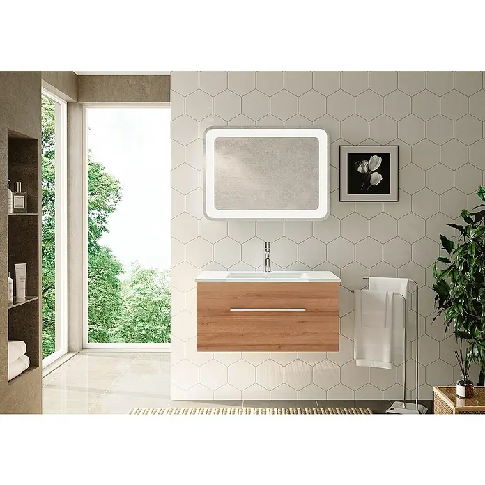 Camargue Stella K Badmöbel-Set K81B21 - Gesamtbreite Badmöbel: 80 cm, Berg Eiche, Matt, 3 -tlg. - Badezimmer-Interieur mit einem Waschtischunterschrank aus Holz, einem beleuchteten Spiegel und einer modernen Armatur vor einer Wand mit sechseckigen Fliesen.