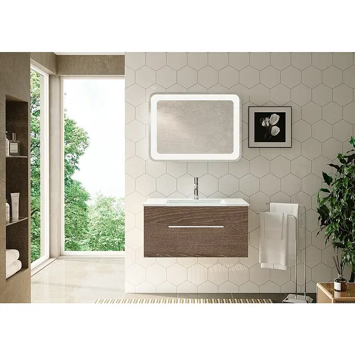 Camargue Stella K Badmöbel-Set K81E21 - Gesamtbreite Badmöbel: 80 cm, Eiche Maron, Matt, 3 -tlg. - Modernes Badezimmer-Interieur mit einem Unterschrank aus Holz, einem beleuchteten Spiegel und sechseckigen Fliesen. Das stilvolle Design schafft eine entspannende Atmosphäre.