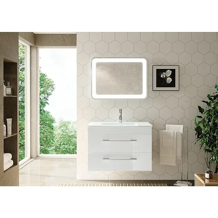 Camargue Stella K Badmöbel-Set K82W21 - Gesamtbreite Badmöbel: 80 cm, Weiß, Hochglänzend, 3 -tlg. - Modernes Badezimmer-Interieur mit beleuchtetem Spiegel über einem weißen Waschtisch mit zwei Schubladen und Handtuchhalter.