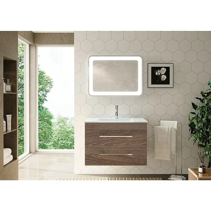 Camargue Stella K Badmöbel-Set K82E22 - Gesamtbreite Badmöbel: 80 cm, Eiche Maron, Matt, 3 -tlg. - Badezimmer-Interieur mit modernem Waschtischunterschrank in Holzoptik, beleuchtetem Spiegel und weißen sechseckigen Wandfliesen für ein stilvolles Ambiente.