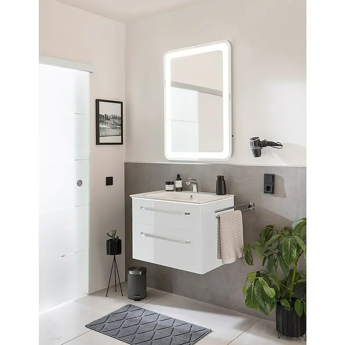 Camargue Star Badmöbel-Set ST12RW - Gesamtbreite Badmöbel: 71 cm, Weiß, Hochglänzend, 3 -tlg. - Modernes Badezimmer mit einem beleuchteten Spiegel, einem weißen Waschtisch mit zwei Schubladen und verschiedenen Dekorationen.