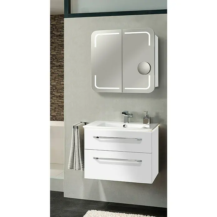Camargue Star Badmöbel-Set ST13RW - Gesamtbreite Badmöbel: 71 cm, Weiß, Hochglänzend, 3 -tlg. - Ein modernes Badezimmer mit einem weißen Waschtischunterschrank und einem Spiegelschrank mit integrierter Beleuchtung.