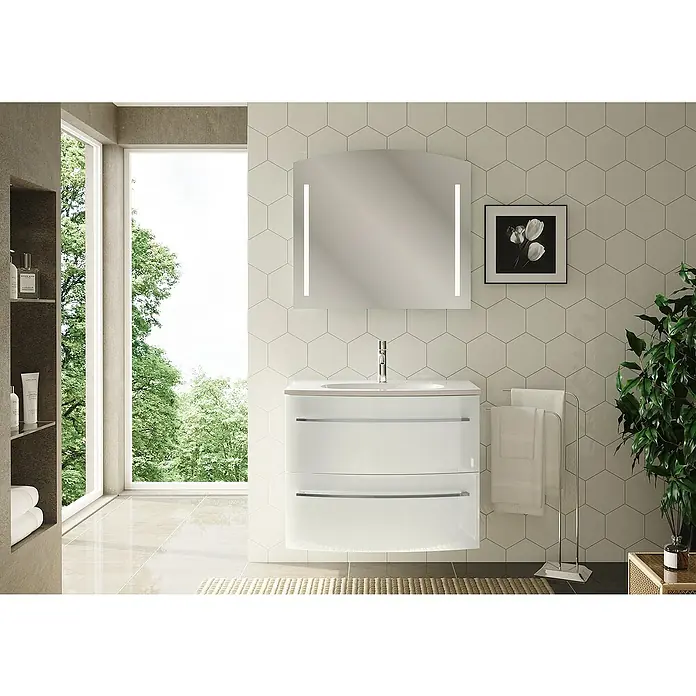 Camargue Swing Badmöbel-Set SW810W - Gesamtbreite Badmöbel: 80 cm, Weiß, Hochglänzend, 3 -tlg. - Elegantes Badezimmer-Interieur mit einem modernen weißen Waschtischunterschrank, einem Spiegel mit Beleuchtung und hexagonalen Wandfliesen.