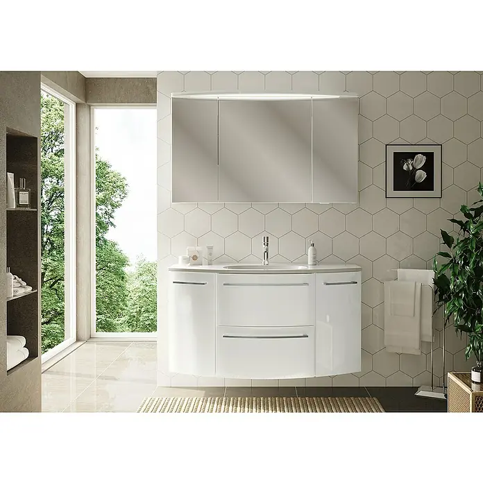 Camargue Swing Badmöbel-Set SW1220W - Gesamtbreite Badmöbel: 120 cm, Weiß, Hochglänzend, 3 -tlg. - Elegantes Badezimmer-Interieur mit einem weißen Waschtisch mit Unterschrank und einem Spiegelschrank über einem hellen Teppich.