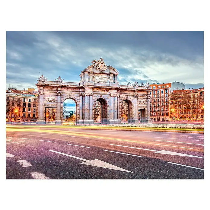 Cuadro Madrid - La Puerta de Alcalá, 80 x 60 cm - Puerta de la ciudad en Madrid, España, de noche con una calle bulliciosa y tonos suaves en el cielo del atardecer. La arquitectura es elaborada y hermosa.
