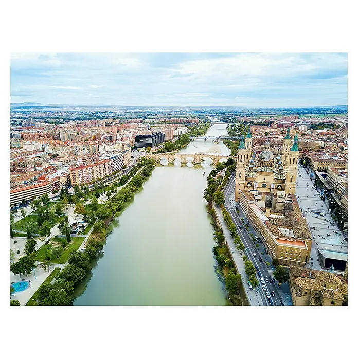 Cuadro Zaragoza - Río, 80 x 60 cm - Vista aérea de la Basílica del Pilar en Zaragoza, España, mostrando la obra maestra arquitectónica y el paisaje urbano.\n