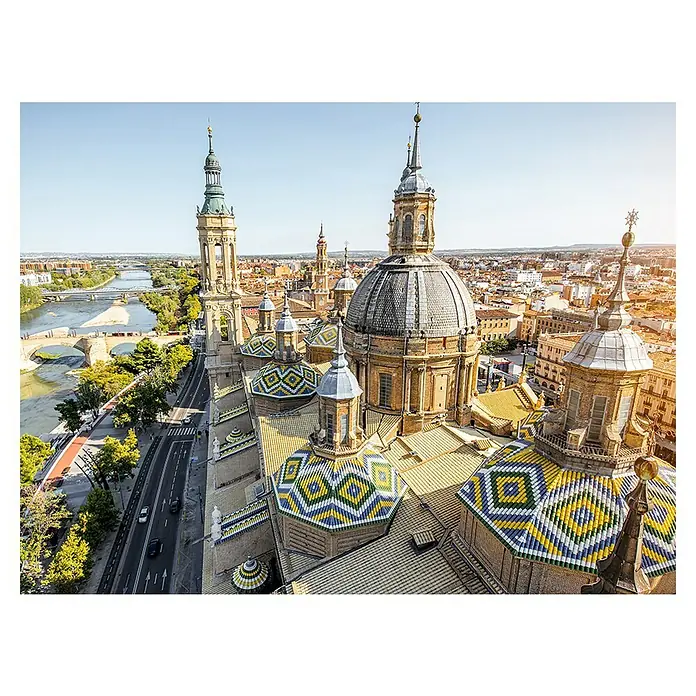 Cuadro Zaragoza - Vista aérea, 80 x 60 cm - Vista aérea de la Basílica de Nuestra Señora del Pilar, Zaragoza, mostrando el esplendor arquitectónico y el paisaje urbano.