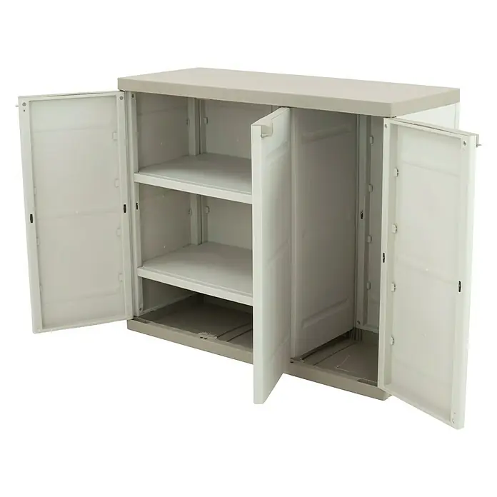 Plastiken Titanium Armario multiusos de plástico  bajo - L x An x Al: 44 x 105 x 88 cm, Beige - Un armario de plástico gris con puertas abiertas y dos estantes ofrece un gran espacio de almacenamiento. Ideal para garaje, sótano o lavadero.