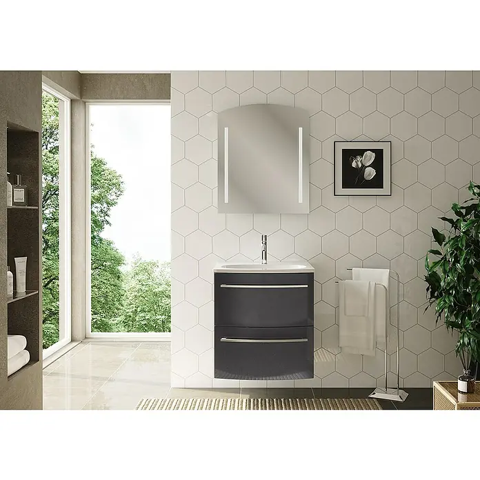 Camargue Swing Badmöbel-Set SW610G - Gesamtbreite Badmöbel: 60 cm, Grafit, Hochglänzend, 3 -tlg. - Badezimmer-Interieur mit einem modernen grauen Waschtischunterschrank, einem beleuchteten Spiegel und weißen sechseckigen Wandfliesen.