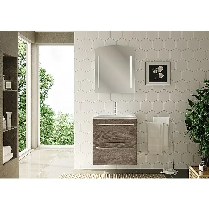 Camargue Swing Badmöbel-Set SW610E - Gesamtbreite Badmöbel: 60 cm, Eiche Maron, Matt, 3 -tlg. - Modernes Badezimmer-Interieur mit einem Waschtischunterschrank in Holzoptik und einem beleuchteten Spiegel.