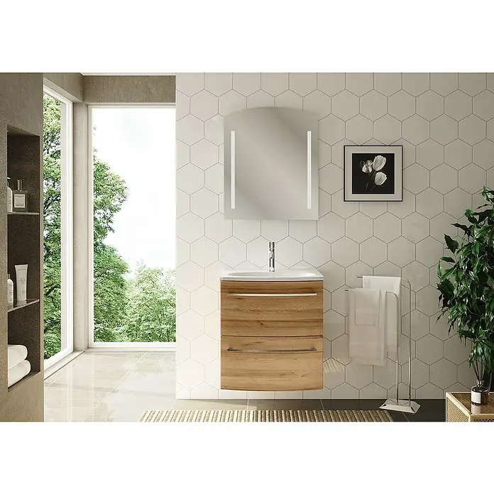 Camargue Swing Badmöbel-Set SW610B - Gesamtbreite Badmöbel: 60 cm, Berg Eiche, Matt, 3 -tlg. - Modernes Badezimmer-Interieur mit einem Waschtischunterschrank aus hellem Holz, einem beleuchteten Spiegel und dekorativen Elementen.