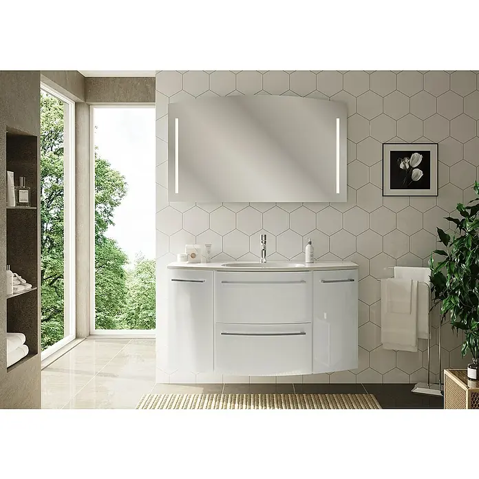 Camargue Swing Waschtischunterschrank - 119,2 x 44,1 x 63 cm, Weiß - Elegantes Badezimmer-Interieur mit einem modernen Waschtisch in Weiß, einem stilvollen Spiegel mit integrierter Beleuchtung und einer harmonischen Fliesengestaltung.