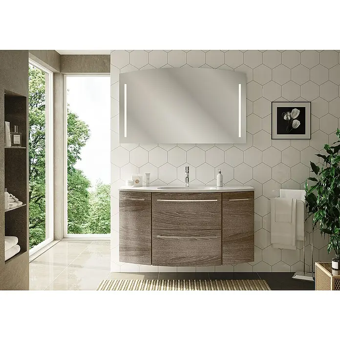 Camargue Swing Badmöbel-Set SW1210E - Gesamtbreite Badmöbel: 120 cm, Eiche Maron, Matt, 3 -tlg. - Ein modernes Badezimmer mit einem Waschtisch aus Holz und einem beleuchteten Spiegel.