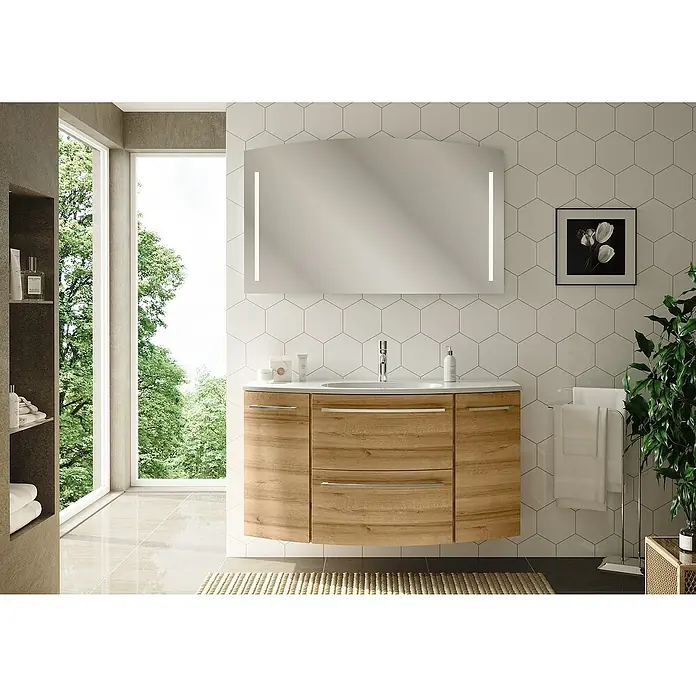 Camargue Swing Badmöbel-Set SW1210B - Gesamtbreite Badmöbel: 120 cm, Berg Eiche, Matt, 3 -tlg. - Badezimmer mit einem Waschtisch aus hellem Holz, einem modernen Spiegel mit Beleuchtung und sechseckigen Fliesen an der Wand.