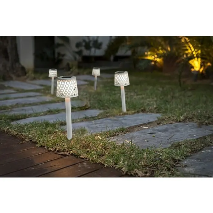 New Garden Lámpara solar Gretita - 0,5 W, Ø x Al: 9 x 39 cm, Blanco, 4 ud. - Iluminación decorativa de jardín: luces solares que bordean un camino de piedra, iluminando con estilo las áreas de césped.
