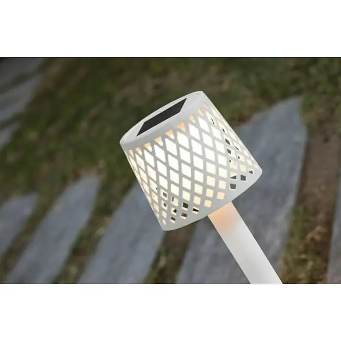 New Garden Lámpara solar Gretita - 0,5 W, Ø x Al: 9 x 39 cm, Blanco, 4 ud. - Una lámpara solar blanca con un patrón geométrico que emite una luz cálida, perfecta para el ambiente del jardín o el patio.