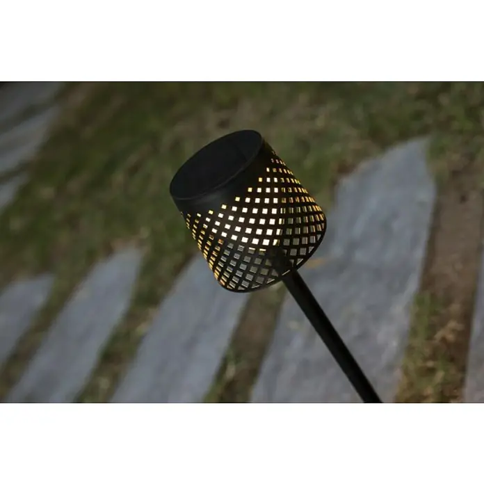 New Garden Lámpara solar Gretita - 0,5 W, Ø x Al: 9 x 39 cm, Negro, 4 ud. - Primer plano de una luz solar de jardín con un diseño calado decorativo, que emite un brillo cálido y crea un ambiente acogedor.