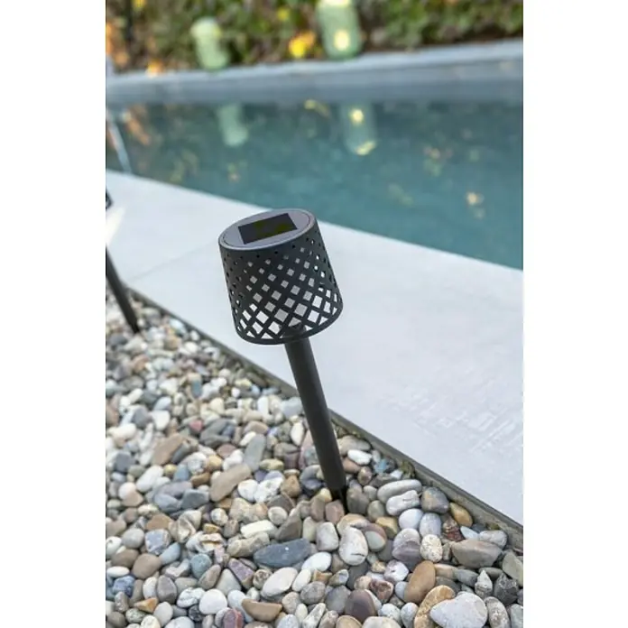 New Garden Lámpara solar Gretita - 0,5 W, Ø x Al: 9 x 39 cm, Negro, 4 ud. - Primer plano de una elegante luz solar negra con un patrón de celosía, que añade un toque moderno al espacio exterior.\n