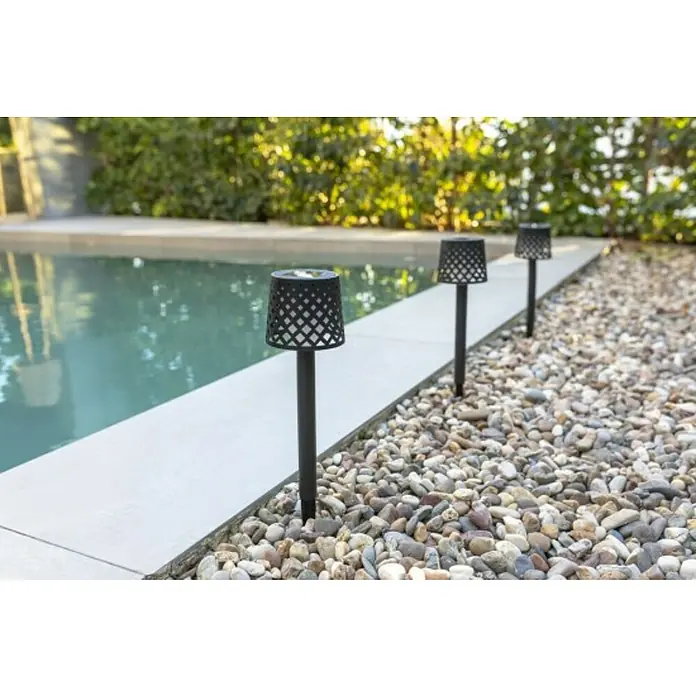 New Garden Lámpara solar Gretita - 0,5 W, Ø x Al: 9 x 39 cm, Negro, 4 ud. - Las luces solares bordean la piscina, ofreciendo una iluminación de bajo consumo para un ambiente evocador en el jardín.