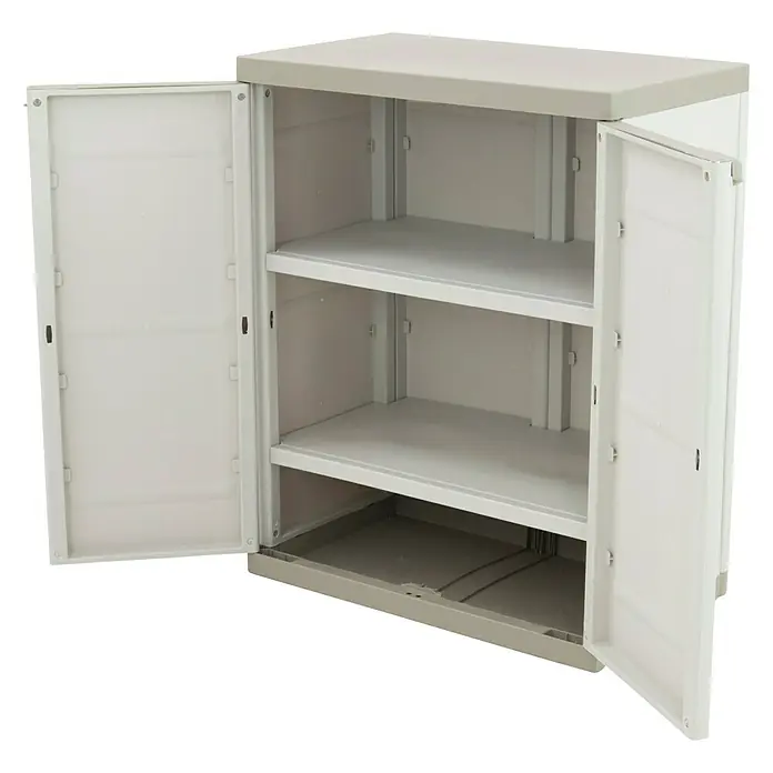 Plastiken Titanium Armario multiusos de plástico  bajo - L x An x Al: 44 x 70 x 88 cm, Beige - Imagen de un armario de plástico gris con puertas abiertas y tres estantes, mostrado sobre un fondo negro.