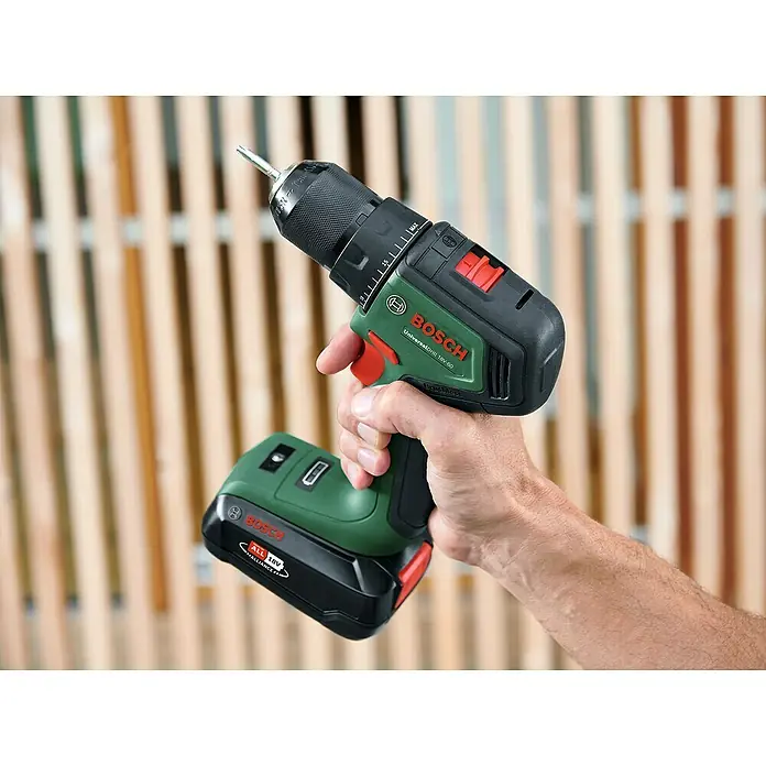 Bosch Power for All 18V Akku-Bohrschrauber UniversalDrill 18V-60 - 18 V, 2 Akkus, 60 Nm - Akkubohrschrauber von Bosch mit grünen und schwarzen Akzenten vor Holzlatten.