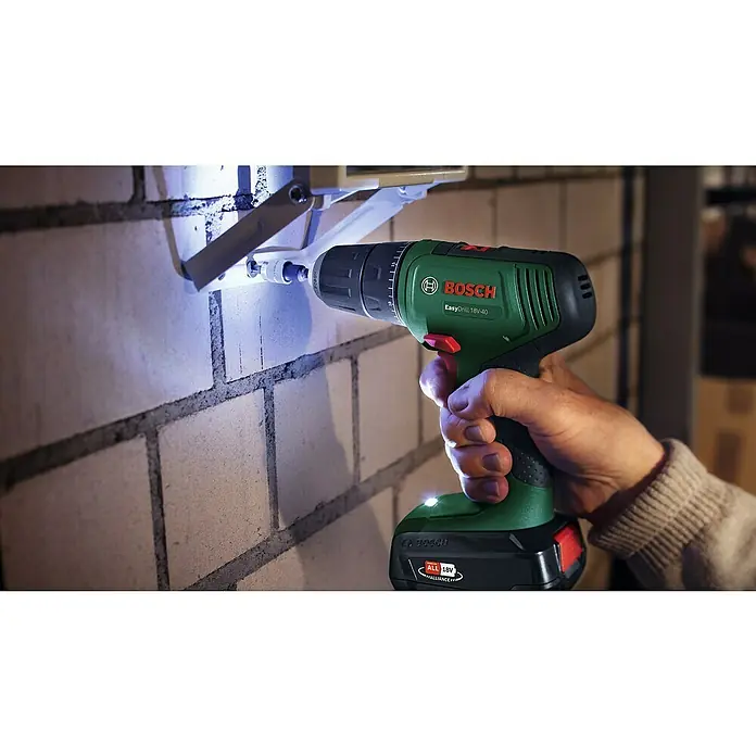 Bosch Power for All 18V Akku-Bohrschrauber EasyDrill 18V-40 - 18 V, 2 Akkus, 2 Ah, 40 Nm - Ein Bosch EasyDrill 18V-40 Akku-Bohrschrauber wird in einer Nahaufnahme gezeigt, während er eine Schraube in eine Wand schraubt.