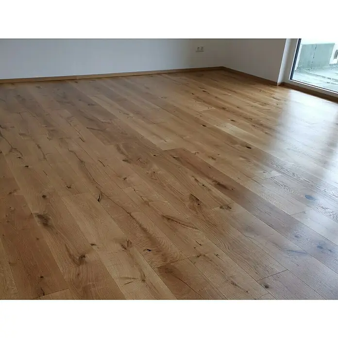 Parkett Eiche Wien - Eiche Wien, Landhausdiele, 1.250 x 190 x 14 mm - Die Nahaufnahme zeigt einen eleganten, geölten Eichenholzboden, der Wärme und natürliche Schönheit in den Raum bringt. Die detailreiche Textur betont das hochwertige Material.