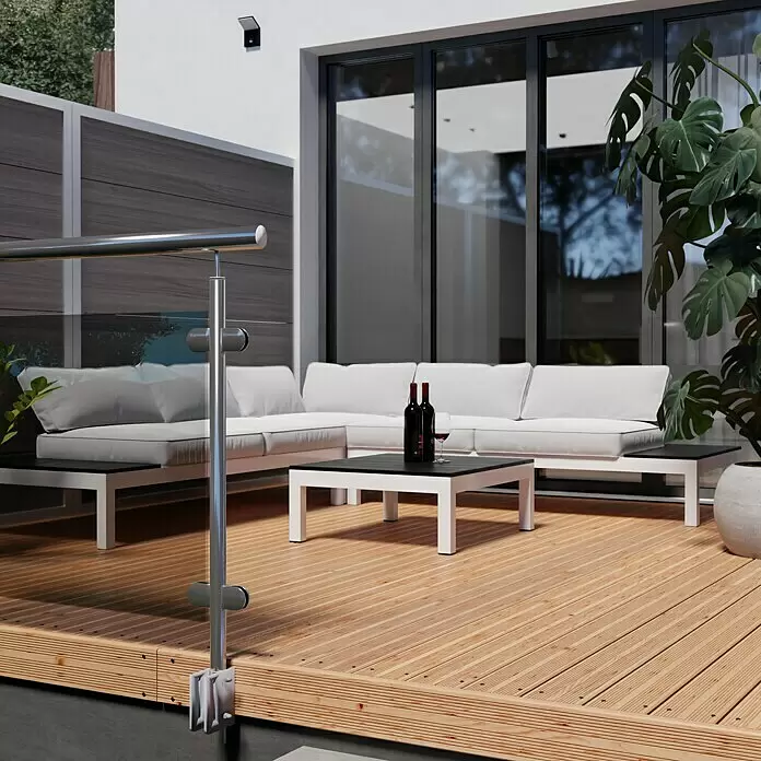 Terrassendiele - Douglasie, 300 x 12,5 x 2,5 cm, Rötlich gelblich - Weißes Outdoor-Ecksofa, schwarzer Couchtisch und modernes Geländer auf hellem Holzdeck.