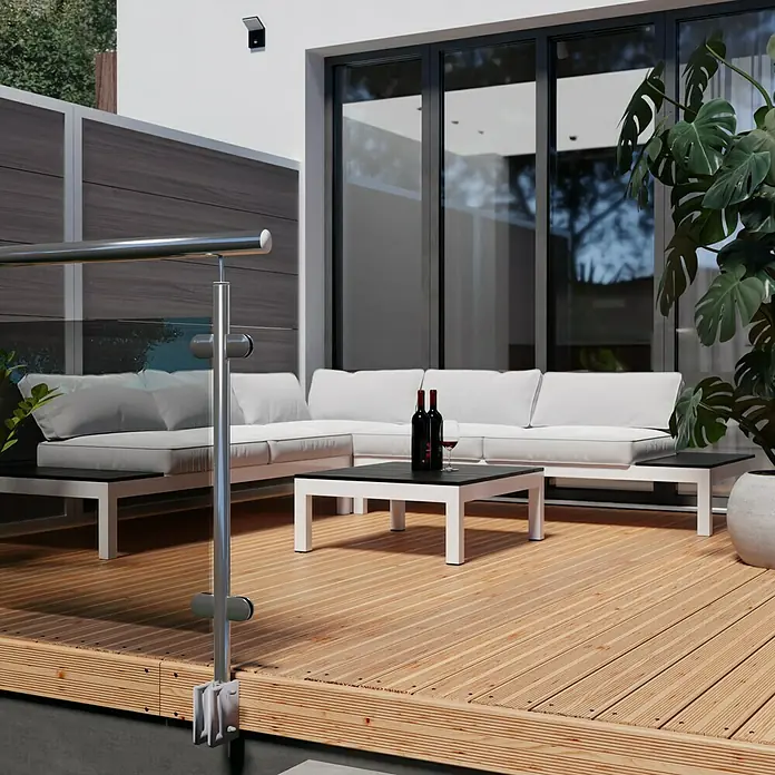 Terrassendiele - Douglasie, 400 x 12,5 x 2,5 cm, Rötlich gelblich - Ein moderner Außenbereich mit einem stilvollen Geländer aus Edelstahl, der das elegante Design des Decks hervorhebt.