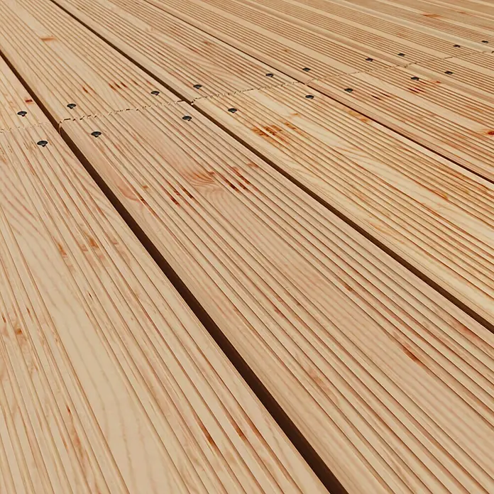 Terrassendiele - Douglasie, 200 x 12,5 x 2,5 cm, Rötlich gelblich - Nahaufnahme einer Holzterrasse mit sichtbaren Holzmaserungen und Befestigungselementen für den Außenbereich.