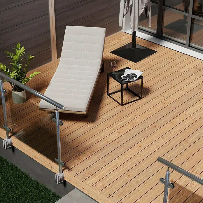 Terrassendiele - Douglasie, 300 x 12,5 x 2,5 cm, Rötlich gelblich - Eine moderne Liege mit bequemer Polsterung und einem kleinen Tisch auf einer stilvollen Holzterrasse mit Geländer.
