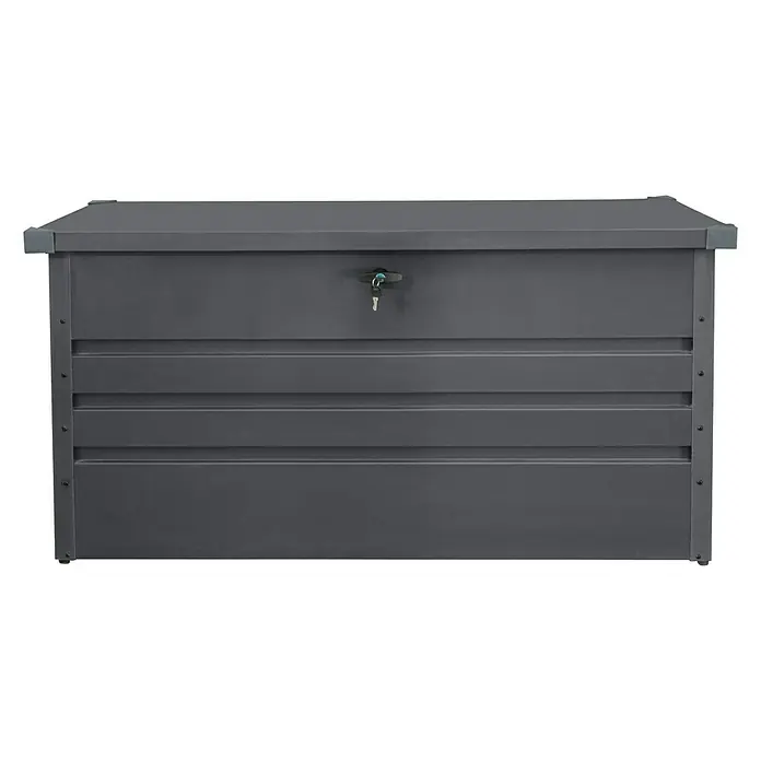 Gardol Garten-Aufbewahrungsbox - L x B x H: 132 x 62 x 62 cm, Anthrazit, Metall - Diese Aufnahme zeigt eine graue Gartenbox mit Schlüssel im Schloss, ideal zur Aufbewahrung von Gartengeräten und Kissen.