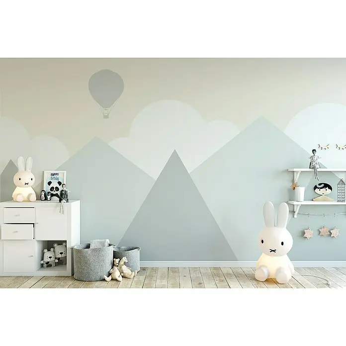 Erfurt Vliestapete Variovlies EcoGreen - Weiß, Uni, 20 x 0,75 m - Ein Kinderzimmer mit einer Miffy Lampe, weißem Schrank, Körben und einer Wandmalerei mit Bergen, Wolken und einem Heißluftballon.
