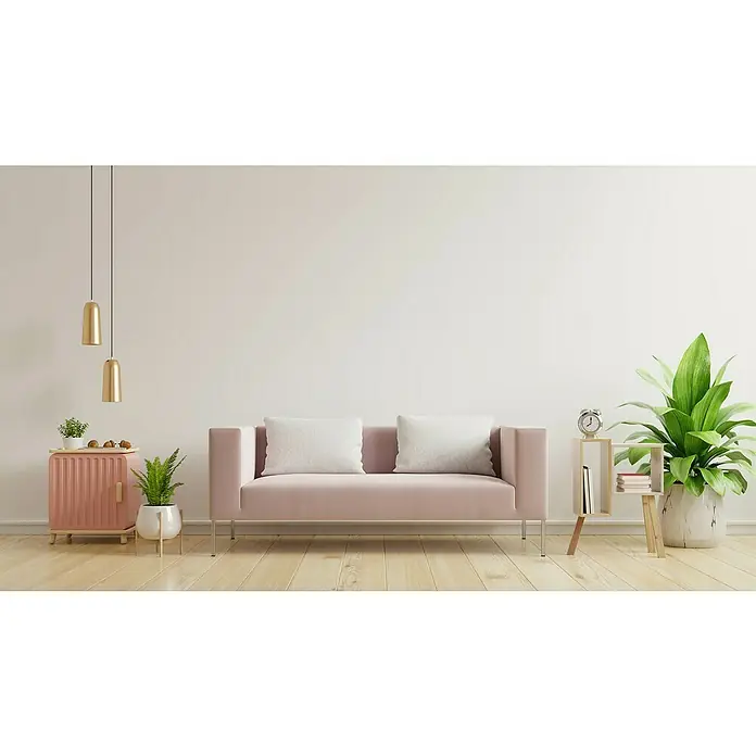 Erfurt Vliestapete Variovlies Flat Classic - Weiß, Uni, 25 x 0,75 m - Wohnzimmer-Szene mit rosa Sofa, Holzboden, Stehlampe, Pflanzen und Beistelltisch. Helles, modernes Interieur mit Akzenten in Rosa und Grün.