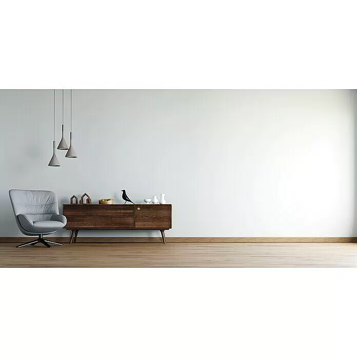Erfurt Vliestapete Variovlies Plano - Superweiß, Uni, 20 x 0,75 m - Moderner grauer Sessel, Holz-Sideboard und drei graue Pendelleuchten in einem minimalistischen Wohnzimmer.