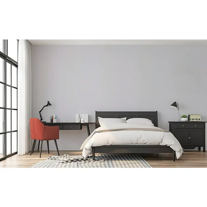 Erfurt Vliestapete Variovlies Sisal - Weiß, Uni, 25 x 0,75 m - Ein modernes Schlafzimmer mit einem schwarzen Bett, einem Schreibtisch und einem orangefarbenen Stuhl vor einem Fenster.