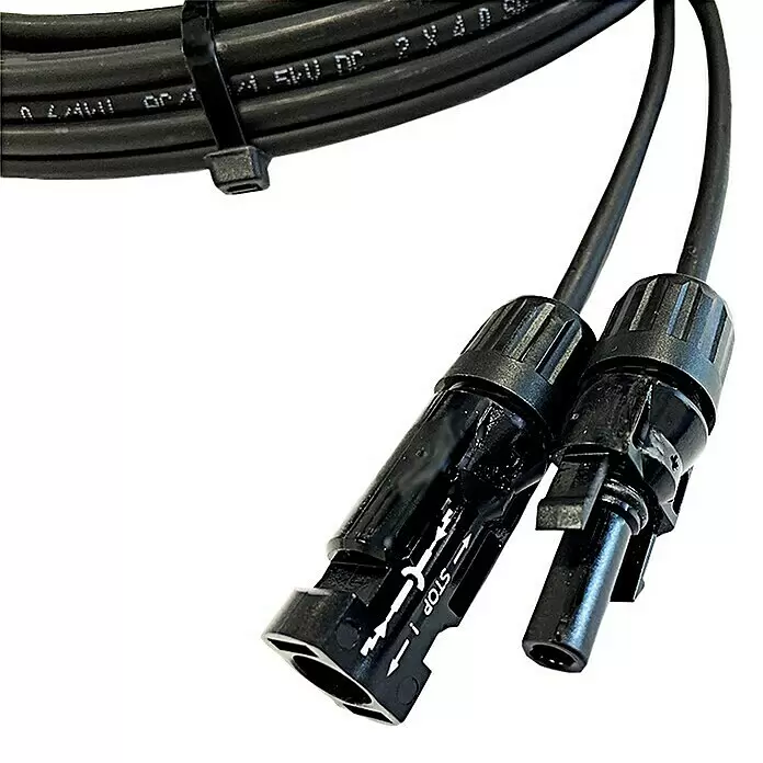 Offgridtec Verbindungskabel Solar - 0% MwSt. (gem. § 12 Abs. 3 UStG) - 8 m, 6 mm², MC-4-Stecker - Schwarzes Solarmodulkabel mit zwei angeschlossenen MC4-Steckern.