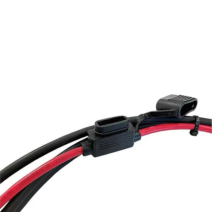 Offgridtec Batteriekabel - Länge: 1,5 m, Schwarz - Schwarzer Inline-Sicherungshalter, verbunden mit roten und schwarzen Elektrokabeln, mit Kabelbinder befestigt.