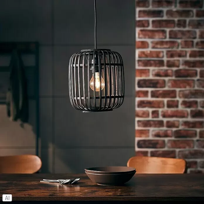 Brilliant Woodrow Pendelleuchte - E27, 60 W, Schwarz - Dunkle Hängeleuchte mit Lamellen und sichtbarer Edison-Glühbirne, die einen Esstisch in rustikaler Umgebung beleuchtet.