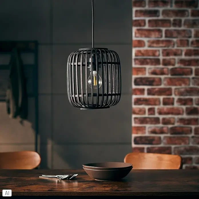 Brilliant Woodrow Pendelleuchte - E27, 60 W, Schwarz - Nahaufnahme einer dekorativen Pendelleuchte aus dunklem Metall mit einer Edison-Glühbirne über einem Holztisch.