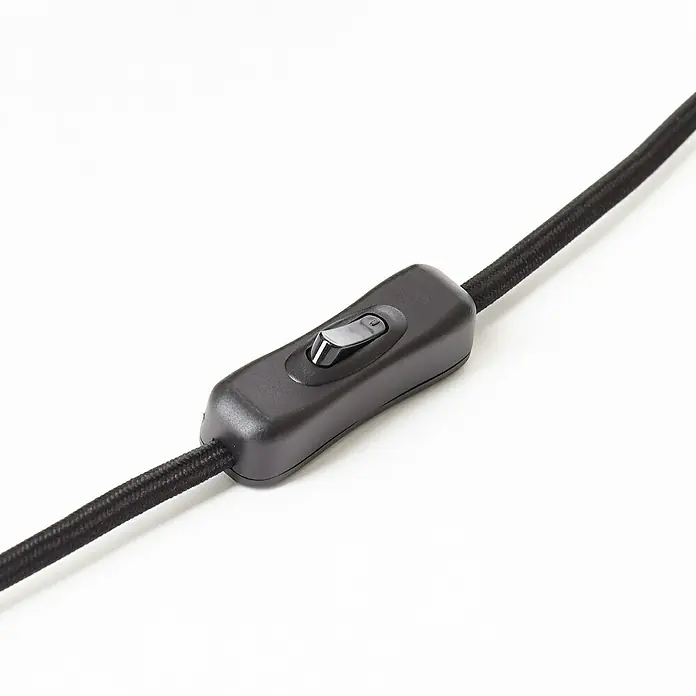 Brilliant Woodrow Tischleuchte - Schwarz, E27, 60 W - Nahaufnahme eines schwarzen Schnurschalters an einem Kabel, der zur Steuerung eines elektronischen Geräts verwendet wird.